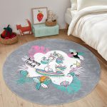 - RealHomes Dijital Baskılı Kaymaz Tabanlı Comfort Çocuk Odası Yuvarlak Halı - Realhomes  Gri Zemin Tatil Temalı Unicorn Desenli Çocuk & Genç Odası Makinede Yıkanabilir Kaymaz Tabanlı Yuvarlak Çocuk Halısı Realhomes