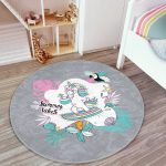 - RealHomes Dijital Baskılı Kaymaz Tabanlı Comfort Çocuk Odası Yuvarlak Halı - Realhomes  Gri Zemin Tatil Temalı Unicorn Desenli Çocuk & Genç Odası Makinede Yıkanabilir Kaymaz Tabanlı Yuvarlak Çocuk Halısı Realhomes