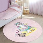 - RealHomes Dijital Baskılı Kaymaz Tabanlı Comfort Çocuk Odası Yuvarlak Halı - Realhomes  Pembe Zemin Tatil Temalı Sevimli Kedi Desenli Çocuk & Genç Odası Makinede Yıkanabilir Kaymaz Tabanlı Yuvarlak Çocuk Halısı Realhomes