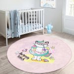 - RealHomes Dijital Baskılı Kaymaz Tabanlı Comfort Çocuk Odası Yuvarlak Halı - Realhomes  Pembe Zemin Tatil Temalı Sevimli Kedi Desenli Çocuk & Genç Odası Makinede Yıkanabilir Kaymaz Tabanlı Yuvarlak Çocuk Halısı Realhomes