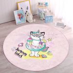 - RealHomes Dijital Baskılı Kaymaz Tabanlı Comfort Çocuk Odası Yuvarlak Halı - Realhomes  Pembe Zemin Tatil Temalı Sevimli Kedi Desenli Çocuk & Genç Odası Makinede Yıkanabilir Kaymaz Tabanlı Yuvarlak Çocuk Halısı Realhomes