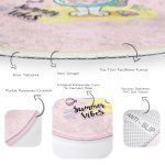 - RealHomes Dijital Baskılı Kaymaz Tabanlı Comfort Çocuk Odası Yuvarlak Halı - Realhomes  Pembe Zemin Tatil Temalı Sevimli Kedi Desenli Çocuk & Genç Odası Makinede Yıkanabilir Kaymaz Tabanlı Yuvarlak Çocuk Halısı Realhomes