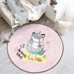 - RealHomes Dijital Baskılı Kaymaz Tabanlı Comfort Çocuk Odası Yuvarlak Halı - Realhomes  Pembe Zemin Tatil Temalı Sevimli Kedi Desenli Çocuk & Genç Odası Makinede Yıkanabilir Kaymaz Tabanlı Yuvarlak Çocuk Halısı Realhomes