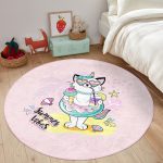 - RealHomes Dijital Baskılı Kaymaz Tabanlı Comfort Çocuk Odası Yuvarlak Halı - Realhomes  Pembe Zemin Tatil Temalı Sevimli Kedi Desenli Çocuk & Genç Odası Makinede Yıkanabilir Kaymaz Tabanlı Yuvarlak Çocuk Halısı Realhomes