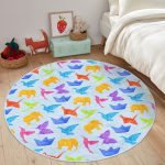 - RealHomes Dijital Baskılı Kaymaz Tabanlı Comfort Çocuk Odası Yuvarlak Halı - Realhomes Mavi Zeminli Origami Sanatı Çocuk & Genç Odası Makinede Yıkanabilir Kaymaz Tabanlı Yuvarlak Çocuk Halısı Realhomes