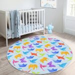 - RealHomes Dijital Baskılı Kaymaz Tabanlı Comfort Çocuk Odası Yuvarlak Halı - Realhomes Mavi Zeminli Origami Sanatı Çocuk & Genç Odası Makinede Yıkanabilir Kaymaz Tabanlı Yuvarlak Çocuk Halısı Realhomes