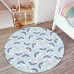 - RealHomes Dijital Baskılı Kaymaz Tabanlı Comfort Çocuk Odası Yuvarlak Halı - Realhomes  Mavi Zeminde Gökkuşağı Çocuk & Genç Odası Makinede Yıkanabilir Kaymaz Tabanlı Yuvarlak Çocuk Halısı Realhomes