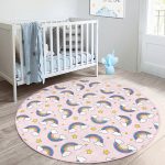 - RealHomes Dijital Baskılı Kaymaz Tabanlı Comfort Çocuk Odası Yuvarlak Halı - Realhomes Pembe Zeminde Gökkuşağı Çocuk & Genç Odası Makinede Yıkanabilir Kaymaz Tabanlı Yuvarlak Çocuk Halısı Realhomes
