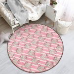 - RealHomes Dijital Baskılı Kaymaz Tabanlı Comfort Çocuk Odası Yuvarlak Halı - Realhomes  Pembe Çizgi Üzerinde Kedicikler Çocuk & Genç Odası Makinede Yıkanabilir Kaymaz Tabanlı Yuvarlak Çocuk Halısı Realhomes