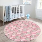 - RealHomes Dijital Baskılı Kaymaz Tabanlı Comfort Çocuk Odası Yuvarlak Halı - Realhomes  Pembe Çizgi Üzerinde Kedicikler Çocuk & Genç Odası Makinede Yıkanabilir Kaymaz Tabanlı Yuvarlak Çocuk Halısı Realhomes