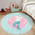 - RealHomes Dijital Baskılı Kaymaz Tabanlı Comfort Çocuk Odası Yuvarlak Halı - Realhomes My Sweet Friends Deniz Kızlı Kedi Çocuk & Genç Odası Makinede Yıkanabilir Kaymaz Tabanlı Yuvarlak Çocuk Halısı Realhomes