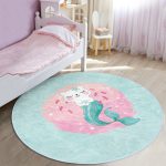 - RealHomes Dijital Baskılı Kaymaz Tabanlı Comfort Çocuk Odası Yuvarlak Halı - Realhomes My Sweet Friends Deniz Kızlı Kedi Çocuk & Genç Odası Makinede Yıkanabilir Kaymaz Tabanlı Yuvarlak Çocuk Halısı Realhomes