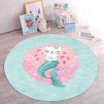 - RealHomes Dijital Baskılı Kaymaz Tabanlı Comfort Çocuk Odası Yuvarlak Halı - Realhomes My Sweet Friends Deniz Kızlı Kedi Çocuk & Genç Odası Makinede Yıkanabilir Kaymaz Tabanlı Yuvarlak Çocuk Halısı Realhomes