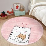- RealHomes Dijital Baskılı Kaymaz Tabanlı Comfort Çocuk Odası Yuvarlak Halı - Realhomes  Yavrusuna Sarılmış Kedi Motifli Çocuk & Genç Odası Makinede Yıkanabilir Kaymaz Tabanlı Yuvarlak Çocuk Halısı Realhomes