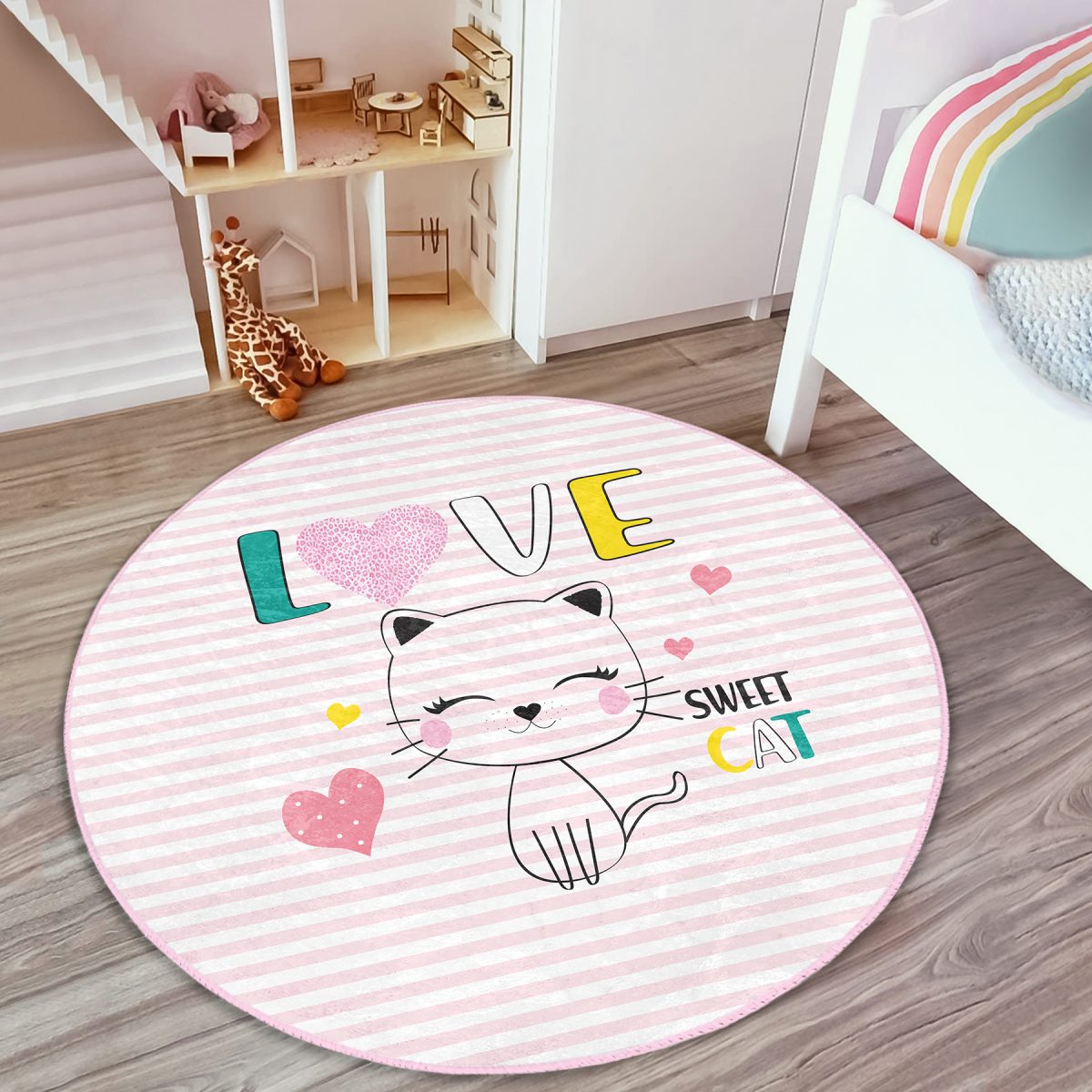 Pembe Çizgili Zeminde Sweet Cat Tasarımlı Çocuk & Genç Odası Makinede Yıkanabilir Kaymaz Tabanlı Yuvarlak Çocuk Halısı Realhomes