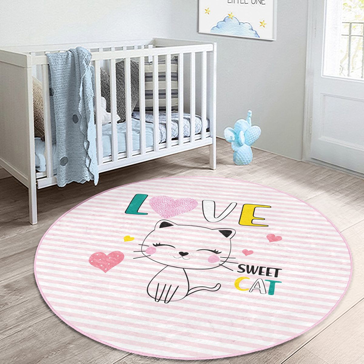 Pembe Çizgili Zeminde Sweet Cat Tasarımlı Çocuk & Genç Odası Makinede Yıkanabilir Kaymaz Tabanlı Yuvarlak Çocuk Halısı Realhomes