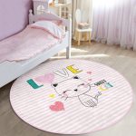 Pembe Çizgili Zeminde Sweet Cat Tasarımlı Çocuk & Genç Odası Makinede Yıkanabilir Kaymaz Tabanlı Yuvarlak Çocuk Halısı Realhomes