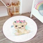 - RealHomes Dijital Baskılı Kaymaz Tabanlı Comfort Çocuk Odası Yuvarlak Halı - Realhomes Sevimli Bebek Aslan Çocuk & Genç Odası Makinede Yıkanabilir Kaymaz Tabanlı Yuvarlak Çocuk Halısı Realhomes