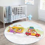 - RealHomes Dijital Baskılı Kaymaz Tabanlı Comfort Çocuk Odası Yuvarlak Halı - Realhomes  Karavanda Neşeli Aile Motifli Çocuk & Genç Odası Makinede Yıkanabilir Kaymaz Tabanlı Yuvarlak Çocuk Halısı Realhomes