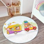 - RealHomes Dijital Baskılı Kaymaz Tabanlı Comfort Çocuk Odası Yuvarlak Halı - Realhomes  Karavanda Neşeli Aile Motifli Çocuk & Genç Odası Makinede Yıkanabilir Kaymaz Tabanlı Yuvarlak Çocuk Halısı Realhomes