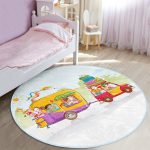 - RealHomes Dijital Baskılı Kaymaz Tabanlı Comfort Çocuk Odası Yuvarlak Halı - Realhomes  Karavanda Neşeli Aile Motifli Çocuk & Genç Odası Makinede Yıkanabilir Kaymaz Tabanlı Yuvarlak Çocuk Halısı Realhomes