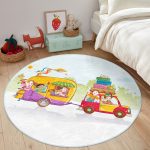 - RealHomes Dijital Baskılı Kaymaz Tabanlı Comfort Çocuk Odası Yuvarlak Halı - Realhomes  Karavanda Neşeli Aile Motifli Çocuk & Genç Odası Makinede Yıkanabilir Kaymaz Tabanlı Yuvarlak Çocuk Halısı Realhomes