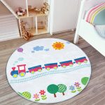 - RealHomes Dijital Baskılı Kaymaz Tabanlı Comfort Çocuk Odası Yuvarlak Halı - Realhomes  Tren Ve Ağaç Figürlü Çocuk Desenli Çocuk & Genç Odası Makinede Yıkanabilir Kaymaz Tabanlı Yuvarlak Çocuk Halısı Realhomes