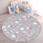 - RealHomes Dijital Baskılı Kaymaz Tabanlı Comfort Çocuk Odası Yuvarlak Halı - Realhomes Sevimli Unicorn Motifli Çocuk & Genç Odası Makinede Yıkanabilir Kaymaz Tabanlı Yuvarlak Çocuk Halısı Realhomes