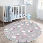 - RealHomes Dijital Baskılı Kaymaz Tabanlı Comfort Çocuk Odası Yuvarlak Halı - Realhomes Sevimli Unicorn Motifli Çocuk & Genç Odası Makinede Yıkanabilir Kaymaz Tabanlı Yuvarlak Çocuk Halısı Realhomes