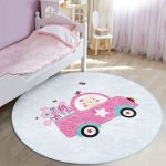 - RealHomes Dijital Baskılı Kaymaz Tabanlı Comfort Çocuk Odası Yuvarlak Halı - Realhomes  Pembe Ara Süren Kedi Figürlü Çocuk & Genç Odası Makinede Yıkanabilir Kaymaz Tabanlı Yuvarlak Çocuk Halısı Realhomes
