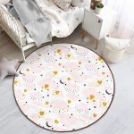 - RealHomes Dijital Baskılı Kaymaz Tabanlı Comfort Çocuk Odası Yuvarlak Halı - Realhomes  Pembe Bulut Desenli Altın Figürlü Çocuk & Genç Odası Makinede Yıkanabilir Kaymaz Tabanlı Yuvarlak Çocuk Halısı Realhomes