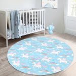 - RealHomes Dijital Baskılı Kaymaz Tabanlı Comfort Çocuk Odası Yuvarlak Halı - Realhomes  Mavi Zeminde Unicorn Ve Gökkuşağı Desenli Çocuk & Genç Odası Makinede Yıkanabilir Kaymaz Tabanlı Yuvarlak Çocuk Halısı Realhomes
