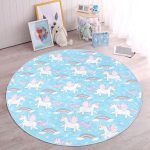 - RealHomes Dijital Baskılı Kaymaz Tabanlı Comfort Çocuk Odası Yuvarlak Halı - Realhomes  Mavi Zeminde Unicorn Ve Gökkuşağı Desenli Çocuk & Genç Odası Makinede Yıkanabilir Kaymaz Tabanlı Yuvarlak Çocuk Halısı Realhomes