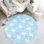 - RealHomes Dijital Baskılı Kaymaz Tabanlı Comfort Çocuk Odası Yuvarlak Halı - Realhomes  Mavi Zeminde Unicorn Ve Gökkuşağı Desenli Çocuk & Genç Odası Makinede Yıkanabilir Kaymaz Tabanlı Yuvarlak Çocuk Halısı Realhomes