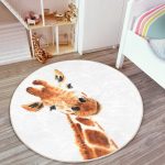 - RealHomes Dijital Baskılı Kaymaz Tabanlı Comfort Çocuk Odası Yuvarlak Halı - Realhomes Beyaz Zemin Zürafa Desenli Çocuk & Genç Odası Makinede Yıkanabilir Kaymaz Tabanlı Yuvarlak Çocuk Halısı Realhomes