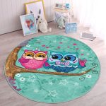 - RealHomes Dijital Baskılı Kaymaz Tabanlı Comfort Çocuk Odası Yuvarlak Halı - Realhomes  Ağaçta Sevimli Baykuşlar Tasarım Çocuk & Genç Odası Makinede Yıkanabilir Kaymaz Tabanlı Yuvarlak Çocuk Halısı Realhomes