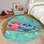 - RealHomes Dijital Baskılı Kaymaz Tabanlı Comfort Çocuk Odası Yuvarlak Halı - Realhomes  Ağaçta Sevimli Baykuşlar Tasarım Çocuk & Genç Odası Makinede Yıkanabilir Kaymaz Tabanlı Yuvarlak Çocuk Halısı Realhomes