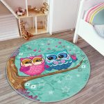 - RealHomes Dijital Baskılı Kaymaz Tabanlı Comfort Çocuk Odası Yuvarlak Halı - Realhomes  Ağaçta Sevimli Baykuşlar Tasarım Çocuk & Genç Odası Makinede Yıkanabilir Kaymaz Tabanlı Yuvarlak Çocuk Halısı Realhomes