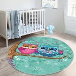 - RealHomes Dijital Baskılı Kaymaz Tabanlı Comfort Çocuk Odası Yuvarlak Halı - Realhomes  Ağaçta Sevimli Baykuşlar Tasarım Çocuk & Genç Odası Makinede Yıkanabilir Kaymaz Tabanlı Yuvarlak Çocuk Halısı Realhomes