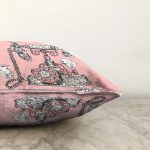 - Sonil-K10002-Gorsel-2 - Realhomes Pembe Zemin Antika Telefon Tasarımlı Dijital Baskılı Modern Raşel Kadife Yastık Kırlent Kılıfı Realhomes