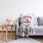 - Sonil-K10003-Gorsel-1 - Realhomes Pembe Zemin Kalpli Antika Telefon Tasarımlı Dijital Baskılı Dekoratif Raşel Kadife Yastık Kırlent Kılıfı Realhomes