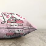 - Sonil-K10003-Gorsel-2 - Realhomes Pembe Zemin Kalpli Antika Telefon Tasarımlı Dijital Baskılı Dekoratif Raşel Kadife Yastık Kırlent Kılıfı Realhomes