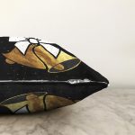 - Sonil-K10012-Gorsel-2 - Realhomes Siyah Zemin Sarı Çan Desenli Dijital Baskılı Modern Raşel Kadife Yastık Kırlent Kılıfı Realhomes