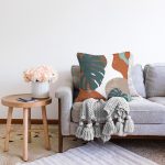 - Sonil-K10013-Gorsel-1 - Realhomes  Renkli Zemin Tropik Yaprak Çizimli Dijital Baskılı Dekoratif Raşel Kadife Yastık Kırlent Kılıfı Realhomes