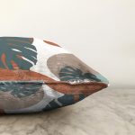 - Sonil-K10013-Gorsel-2 - Realhomes  Renkli Zemin Tropik Yaprak Çizimli Dijital Baskılı Dekoratif Raşel Kadife Yastık Kırlent Kılıfı Realhomes