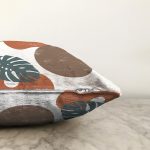 Renkli Zemin Tropik Yaprak Çizimli Dijital Baskılı Dekoratif Raşel Kadife Yastık Kırlent Kılıfı Realhomes