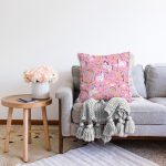 - Sonil-K1002-Gorsel-1 - Realhomes Realhomes Pembe Zeminli Unicorn Motifli Özel Tasarım Dijital Baskılı Modern Raşel Kadife Yastık Kırlent Kılıfı Realhomes