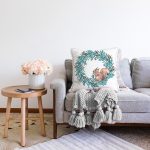 Mavi Çelenkli Sincap Motifli Dijital Baskılı Modern Raşel Kadife Yastık Kırlent Kılıfı Realhomes