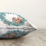 Mavi Çelenkli Sincap Motifli Dijital Baskılı Modern Raşel Kadife Yastık Kırlent Kılıfı Realhomes