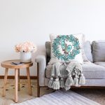 - Sonil-K10025-Gorsel-1 - Realhomes Mavi Çelenkli Eldiven Tasarımlı Dijital Baskılı Modern Raşel Kadife Yastık Kırlent Kılıfı Realhomes